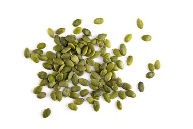 Beyaz arka planda lezzetli kabak tohumları