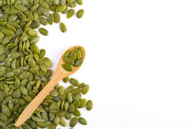 Beyaz arka planda lezzetli kabak tohumları