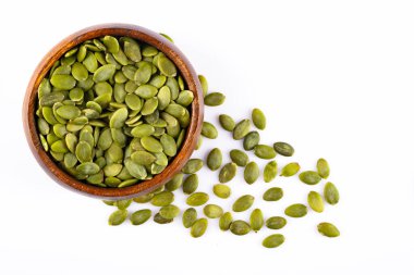 Beyaz arka planda lezzetli kabak tohumları