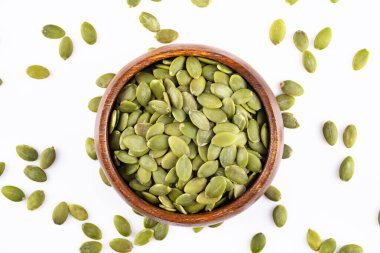 Beyaz arka planda lezzetli kabak tohumları