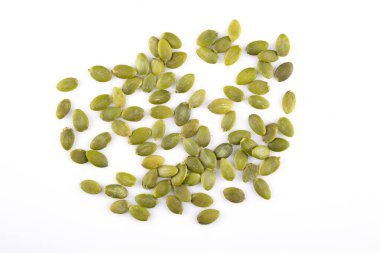 Beyaz arka planda lezzetli kabak tohumları