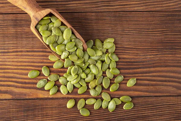 Beyaz arka planda lezzetli kabak tohumları