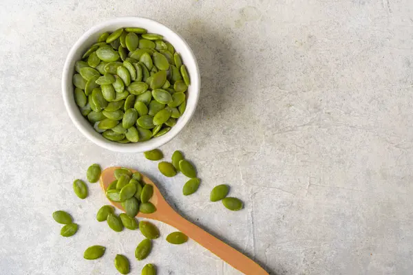 Beyaz arka planda lezzetli kabak tohumları