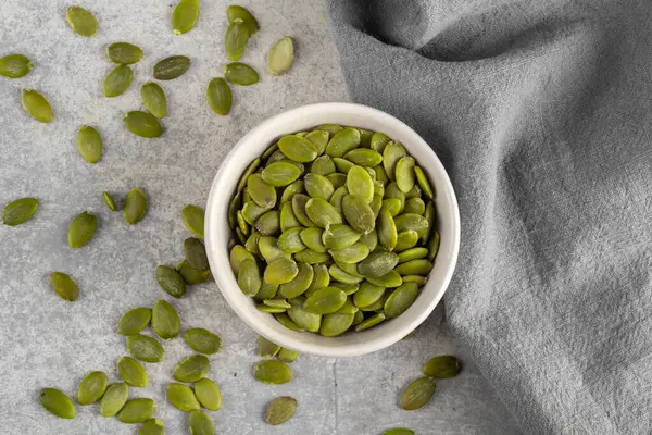 Beyaz arka planda lezzetli kabak tohumları