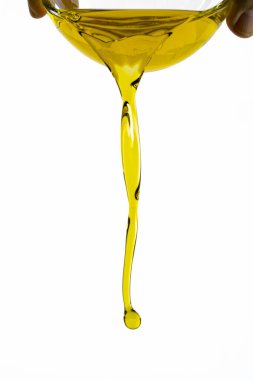 Beyaz zemin üzerinde organik zeytinyağı