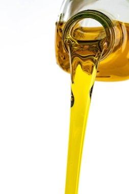 Beyaz zemin üzerinde organik zeytinyağı