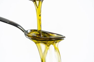 Beyaz zemin üzerinde organik zeytinyağı