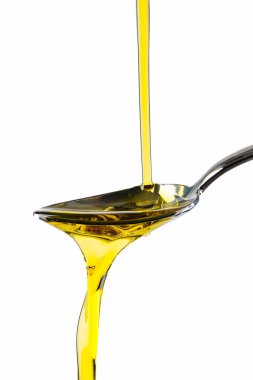 Beyaz zemin üzerinde organik zeytinyağı