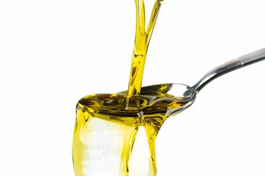 Beyaz zemin üzerinde organik zeytinyağı