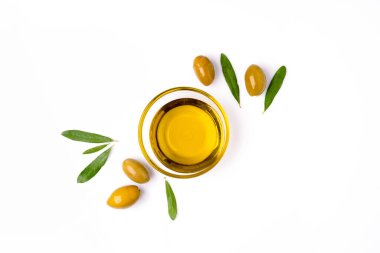 Beyaz zemin üzerinde organik zeytinyağı