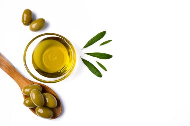 Beyaz zemin üzerinde organik zeytinyağı