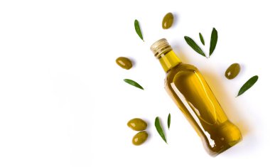 Beyaz zemin üzerinde organik zeytinyağı