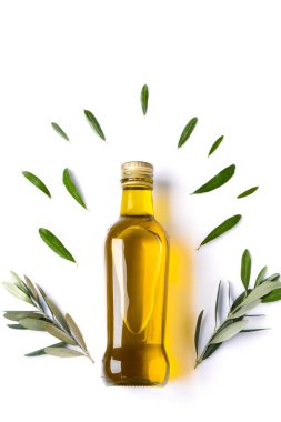 Beyaz zemin üzerinde organik zeytinyağı