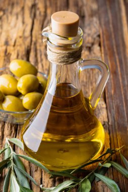 Tahta arka planda bir sürahide organik zeytin yağı