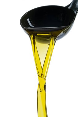 Beyaz zemin üzerinde organik zeytinyağı