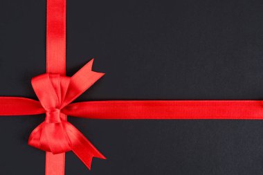 kırmızı kurdele ve siyah arkaplanda yay