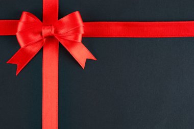 kırmızı kurdele ve siyah arkaplanda yay