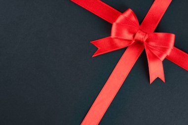 kırmızı kurdele ve siyah arkaplanda yay