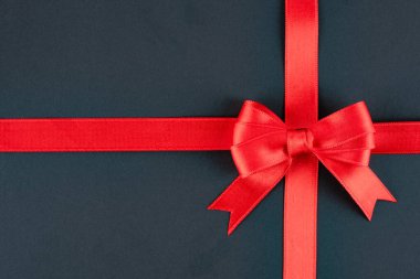 kırmızı kurdele ve siyah arkaplanda yay