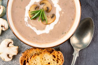 Taş zeminde lezzetli ve sağlıklı mantar çorbası