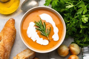 Lezzetli mercimek, ezogel ya da balkabağı çorbası.