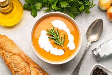 Lezzetli mercimek, ezogel ya da balkabağı çorbası.