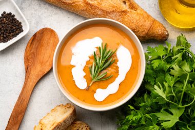 Lezzetli mercimek, ezogel ya da balkabağı çorbası.