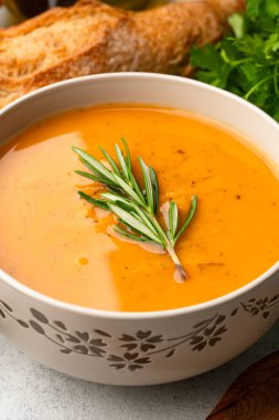 Lezzetli mercimek, ezogel ya da balkabağı çorbası.