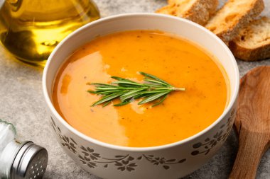 Lezzetli mercimek, ezogel ya da balkabağı çorbası.