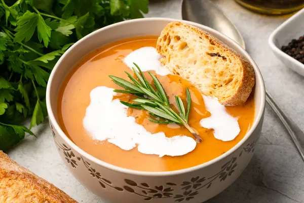 Lezzetli mercimek, ezogel ya da balkabağı çorbası.