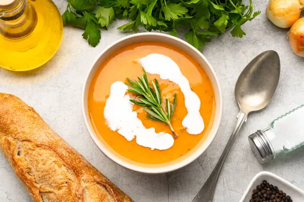 Lezzetli mercimek, ezogel ya da balkabağı çorbası.