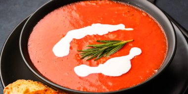 Klasik masada ev yapımı domates çorbası.