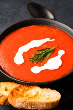 Klasik masada ev yapımı domates çorbası.