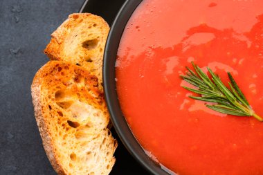 Klasik masada ev yapımı domates çorbası.