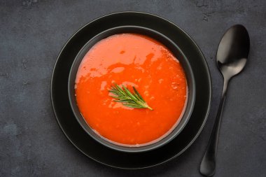 Klasik masada ev yapımı domates çorbası.