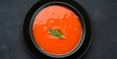 Klasik masada ev yapımı domates çorbası.