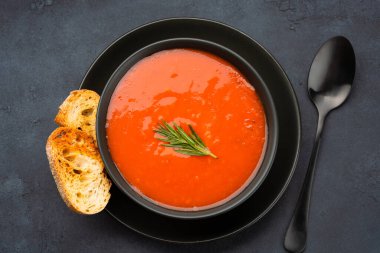 Klasik masada ev yapımı domates çorbası.