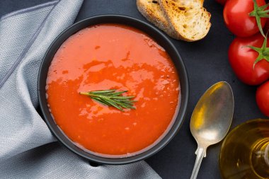 Klasik masada ev yapımı domates çorbası.