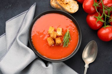 Klasik masada ev yapımı domates çorbası.