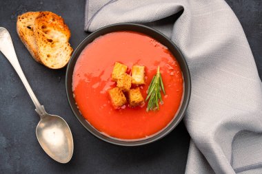 Klasik masada ev yapımı domates çorbası.