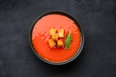 Klasik masada ev yapımı domates çorbası.
