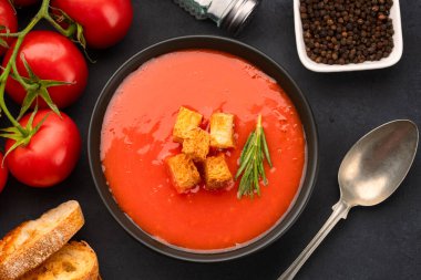 Klasik masada ev yapımı domates çorbası.