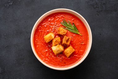 Klasik masada ev yapımı domates çorbası.
