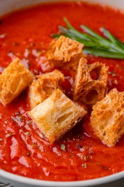 Klasik masada ev yapımı domates çorbası.