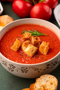 Klasik masada ev yapımı domates çorbası.