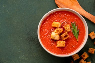 Klasik masada ev yapımı domates çorbası.