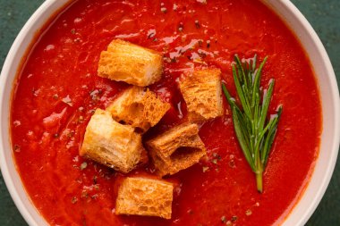 Klasik masada ev yapımı domates çorbası.