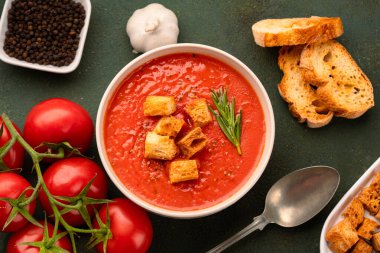 Klasik masada ev yapımı domates çorbası.
