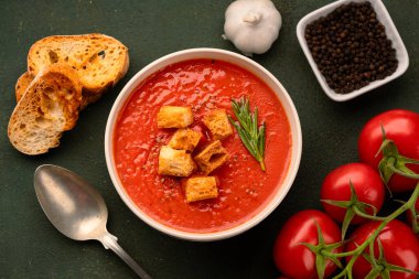 Klasik masada ev yapımı domates çorbası.