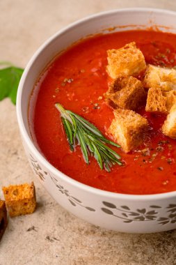 Klasik masada ev yapımı domates çorbası.